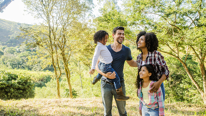 Família feliz na floresta