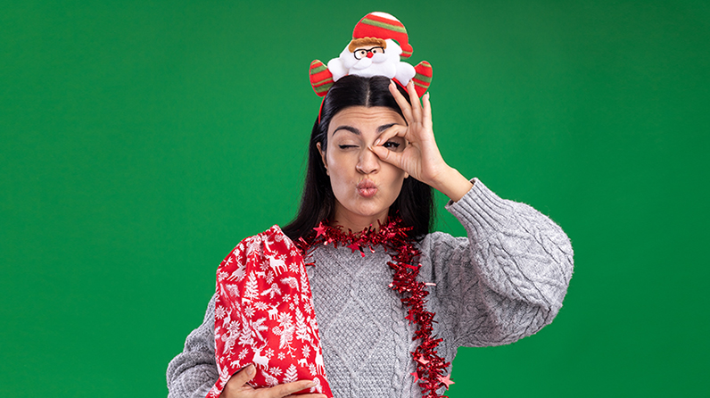Mulher no natal em frente ao fundo verde