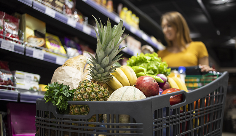 Mulher no supermercado comprando frutas