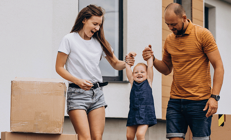 familia brincando em condominio