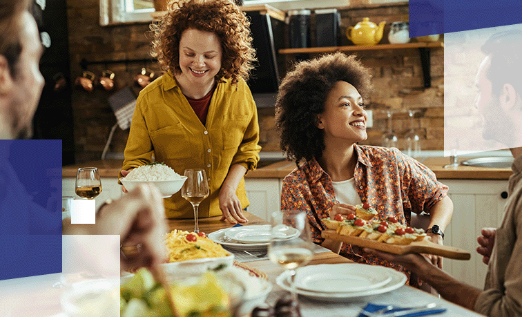 Almoço de páscoa entre amigos sorridentes